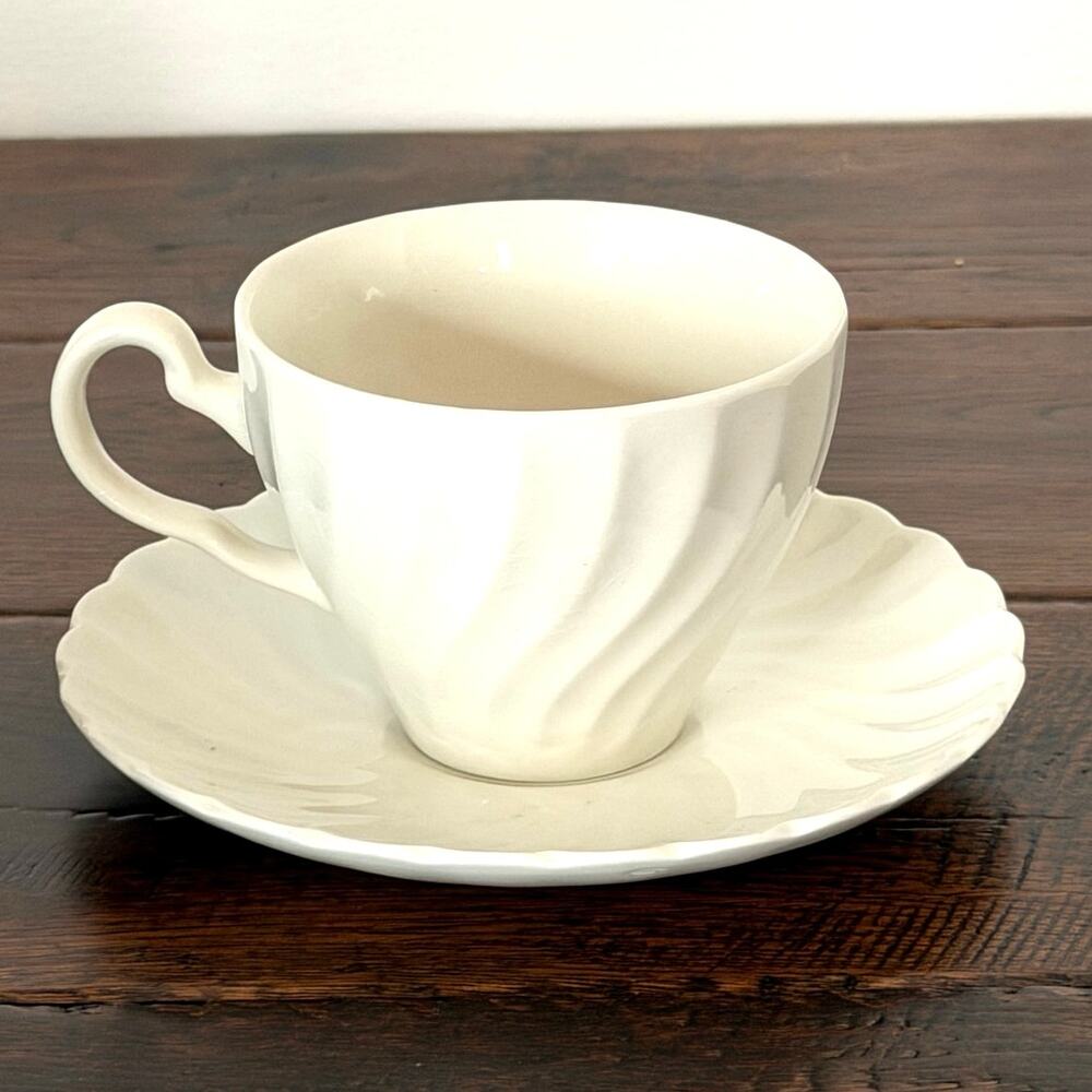 Set of 4 Vintage White Johnson Brothers Tea Cup & Saucer